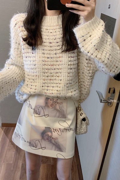 Γυναικείο πουλόβερ με οβάλ λαιμόκοψη και μακριά μανίκια - φαρδύ μοντέλο