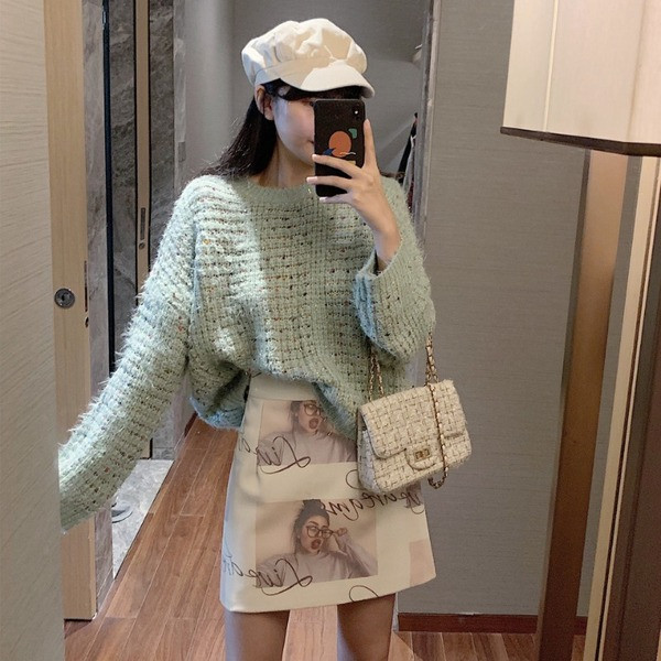 Γυναικείο πουλόβερ με οβάλ λαιμόκοψη και μακριά μανίκια - φαρδύ μοντέλο