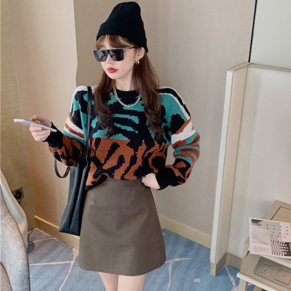 Γυναικείο casual πουλόβερ με οβάλ λαιμόκοψη και λουλουδάτο μοτίβο