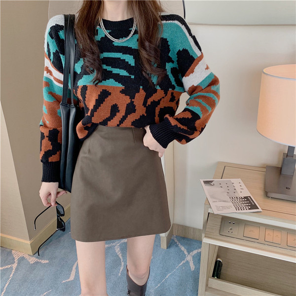 Γυναικείο casual πουλόβερ με οβάλ λαιμόκοψη και λουλουδάτο μοτίβο