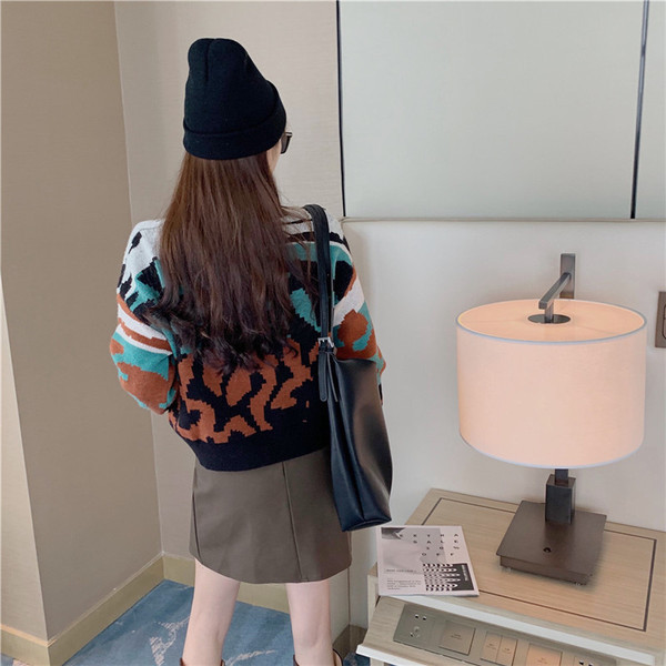 Γυναικείο casual πουλόβερ με οβάλ λαιμόκοψη και λουλουδάτο μοτίβο