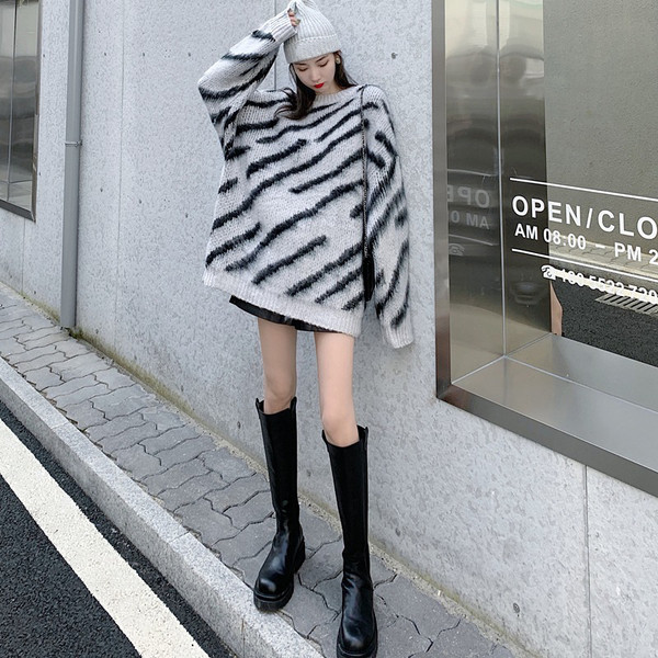 Naiste vabaaja ovaalse kaelusega sulekampsun