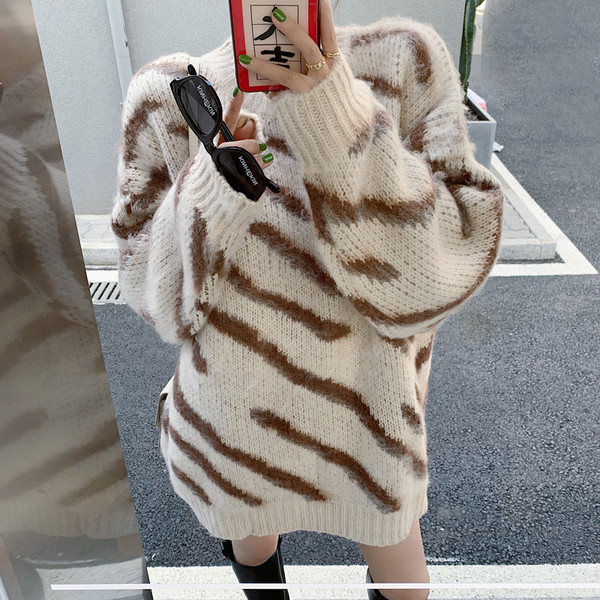 Naiste vabaaja ovaalse kaelusega sulekampsun