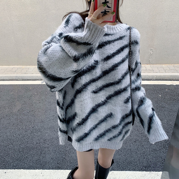 Naiste vabaaja ovaalse kaelusega sulekampsun