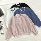 Naiste nööpide ja pärlitega sulevest