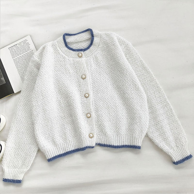 Naiste nööpide ja pärlitega sulevest