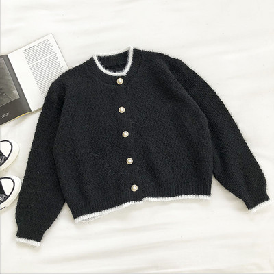 Naiste nööpide ja pärlitega sulevest