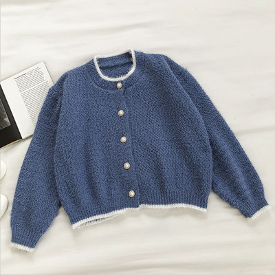 Naiste nööpide ja pärlitega sulevest