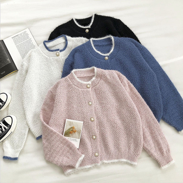 Naiste nööpide ja pärlitega sulevest