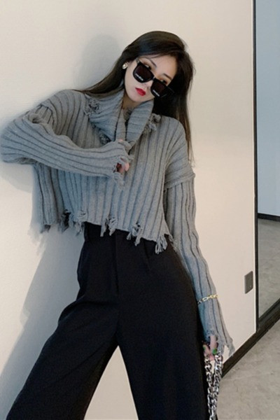 Κοντό γυναικείο πουλόβερ με ψηλό κολάρο και κρόσσια