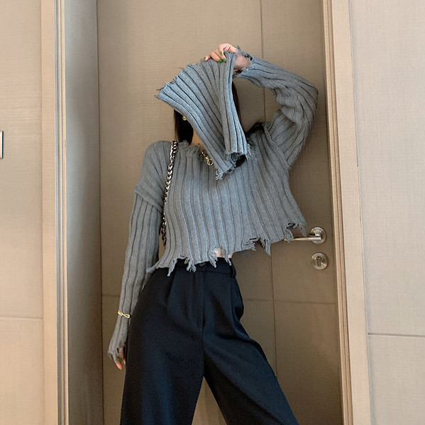 Κοντό γυναικείο πουλόβερ με ψηλό κολάρο και κρόσσια