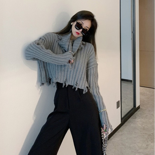 Κοντό γυναικείο πουλόβερ με ψηλό κολάρο και κρόσσια