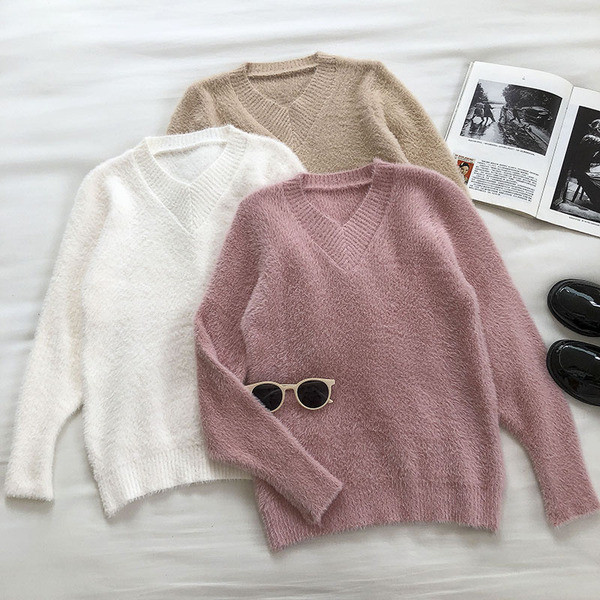 Μαλακό γυναικείο πουλόβερ με λαιμόκοψη