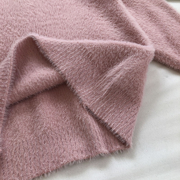 Μαλακό γυναικείο πουλόβερ με λαιμόκοψη