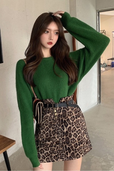 Γυναικείο μοντέρνο πουλόβερ με οβάλ λαιμόκοψη σε δύο χρώματα