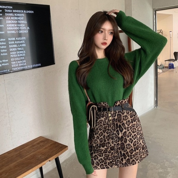 Γυναικείο μοντέρνο πουλόβερ με οβάλ λαιμόκοψη σε δύο χρώματα