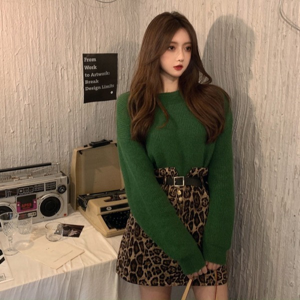 Γυναικείο μοντέρνο πουλόβερ με οβάλ λαιμόκοψη σε δύο χρώματα