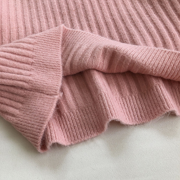 Mekani ženski pulover od samta s okruglim izrezom