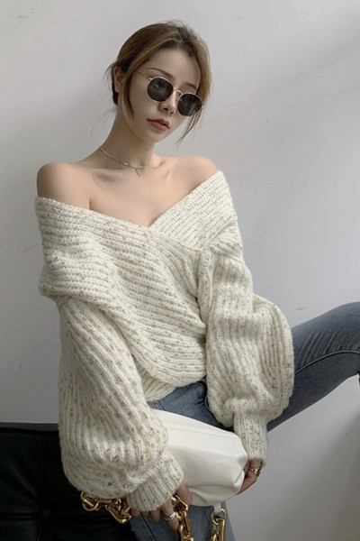 Γυναικείο πουλόβερ με γυμνούς ώμους και φαρδιά μανίκια