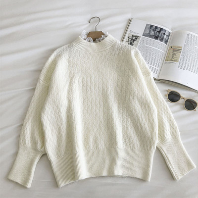 Μοντέρνο γυναικείο πουλόβερ με δαντέλα στο γιακά