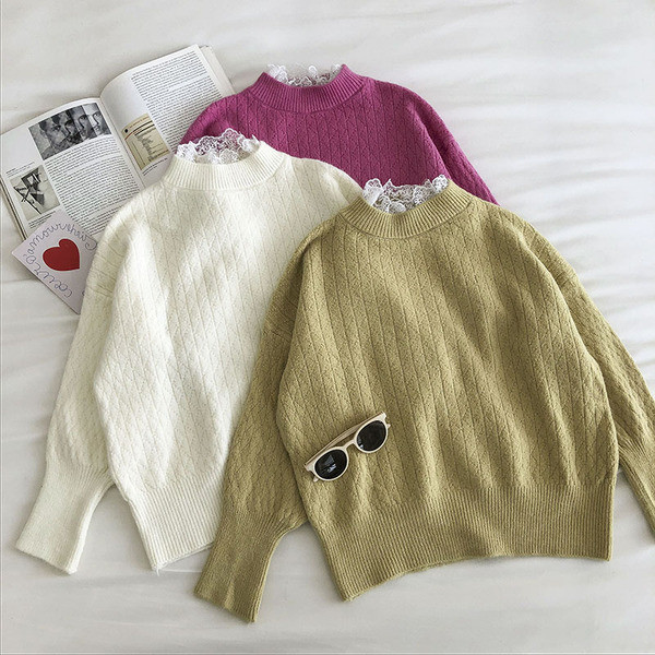 Μοντέρνο γυναικείο πουλόβερ με δαντέλα στο γιακά