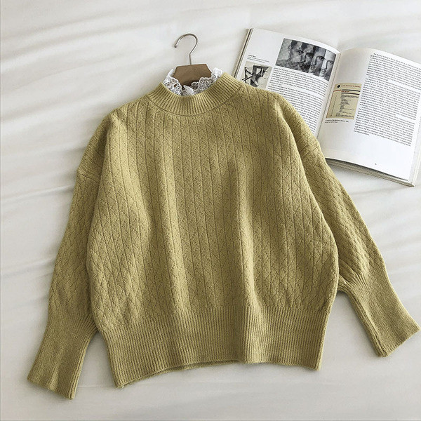 Μοντέρνο γυναικείο πουλόβερ με δαντέλα στο γιακά