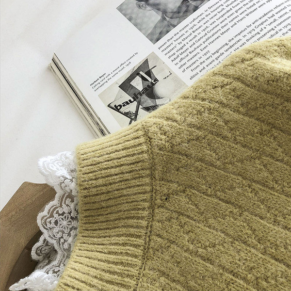 Μοντέρνο γυναικείο πουλόβερ με δαντέλα στο γιακά