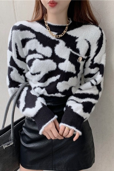 Laiade varrukate ja ovaalse kaelusega vabaaja naiste sulekampsun