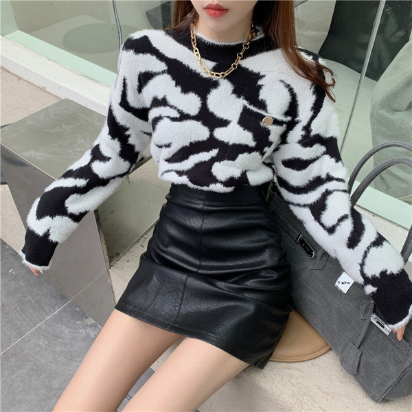 Laiade varrukate ja ovaalse kaelusega vabaaja naiste sulekampsun