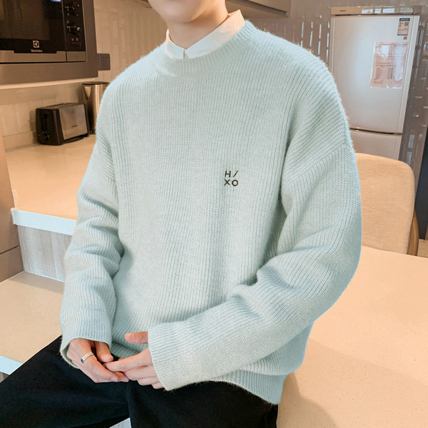 Ležeran muški pulover s vezom i okruglim izrezom