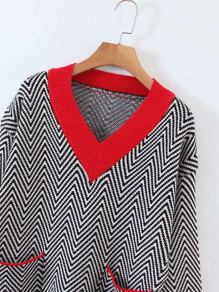 Moderan džemper sa špic izrezom i džepovima