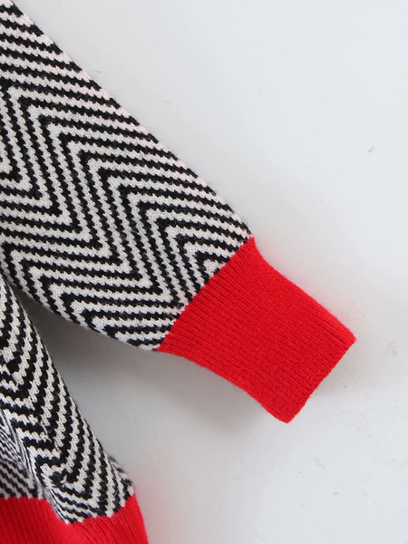 Moderan džemper sa špic izrezom i džepovima