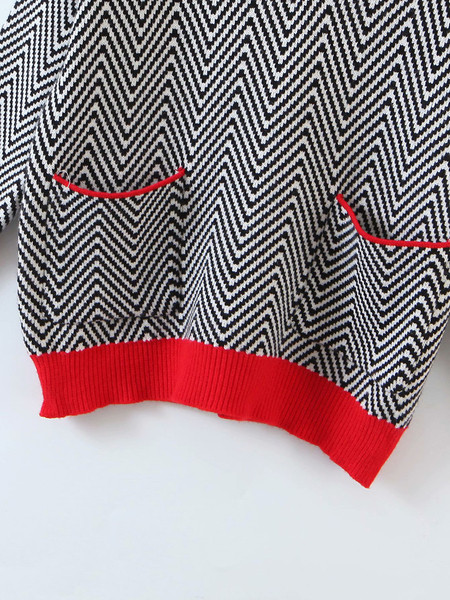 Moderan džemper sa špic izrezom i džepovima