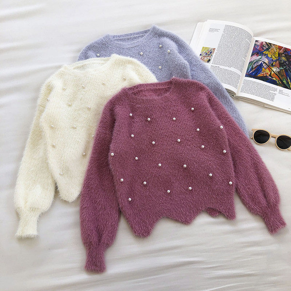 Συμμετρικό γυναικείο πουλόβερ με πέρλες και στρογγυλή λαιμόκοψη