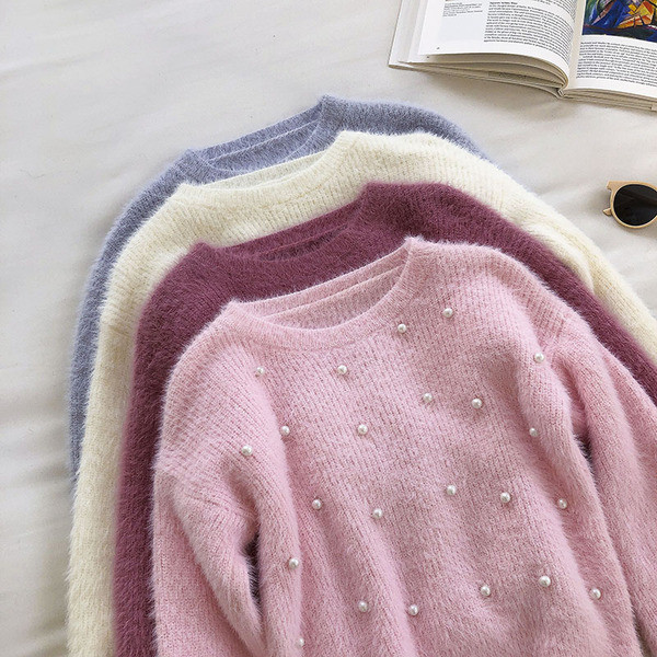 Συμμετρικό γυναικείο πουλόβερ με πέρλες και στρογγυλή λαιμόκοψη