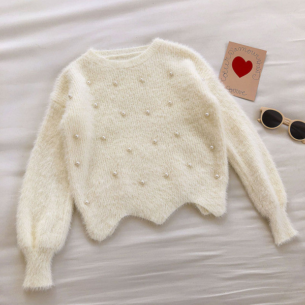 Συμμετρικό γυναικείο πουλόβερ με πέρλες και στρογγυλή λαιμόκοψη