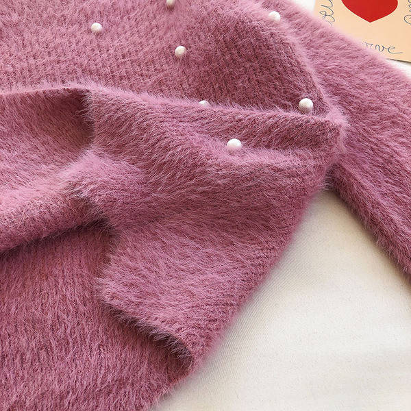 Συμμετρικό γυναικείο πουλόβερ με πέρλες και στρογγυλή λαιμόκοψη