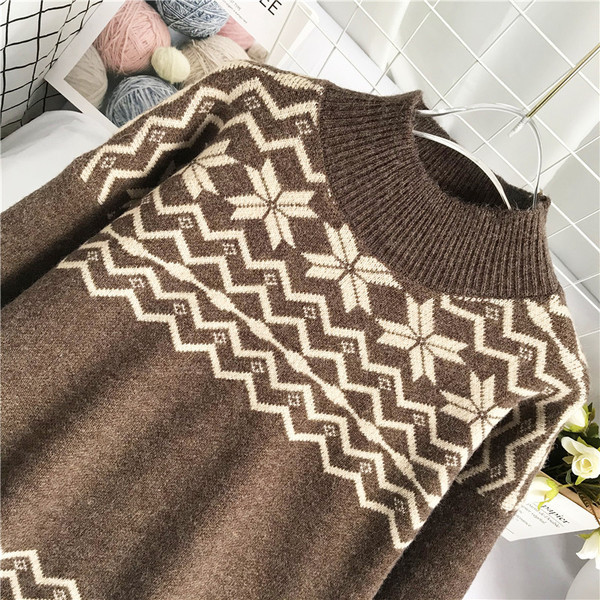 Γυναικείο μοντέρνο πουλόβερ με χαμηλό κολάρο και μακριά μανίκια