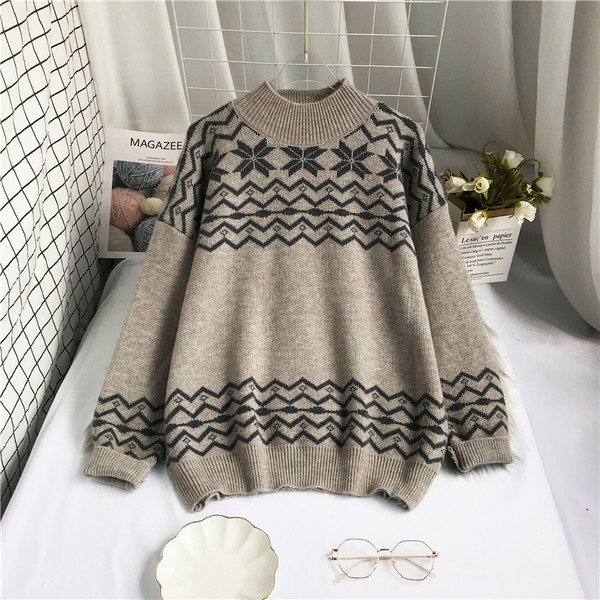 Γυναικείο μοντέρνο πουλόβερ με χαμηλό κολάρο και μακριά μανίκια