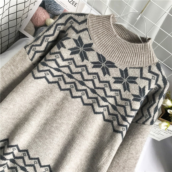 Γυναικείο μοντέρνο πουλόβερ με χαμηλό κολάρο και μακριά μανίκια