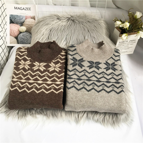 Γυναικείο μοντέρνο πουλόβερ με χαμηλό κολάρο και μακριά μανίκια