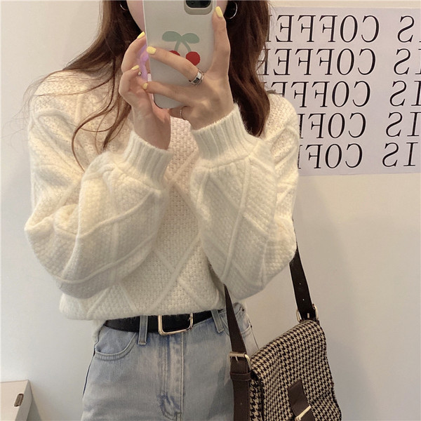 Μοντέρνο γυναικείο πουλόβερ με οβάλ λαιμόκοψη - κλασικό μοντέλο