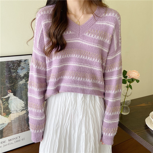 Μοντέρνο γυναικείο πουλόβερ  με  ντεκολτέ και μακριά μανίκια