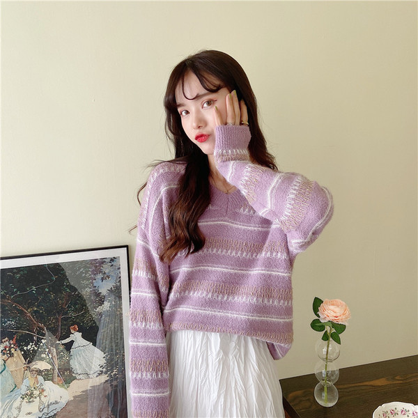 Μοντέρνο γυναικείο πουλόβερ  με  ντεκολτέ και μακριά μανίκια