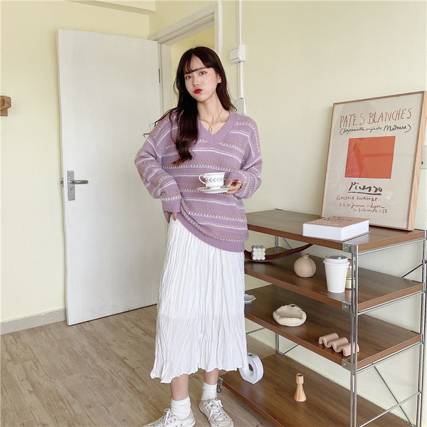 Μοντέρνο γυναικείο πουλόβερ  με  ντεκολτέ και μακριά μανίκια