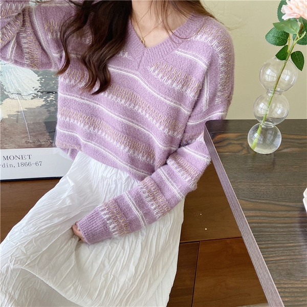 Μοντέρνο γυναικείο πουλόβερ  με  ντεκολτέ και μακριά μανίκια