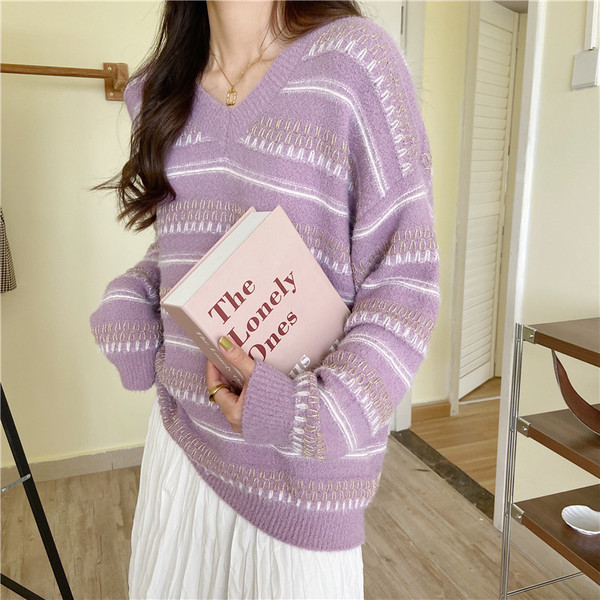 Μοντέρνο γυναικείο πουλόβερ  με  ντεκολτέ και μακριά μανίκια