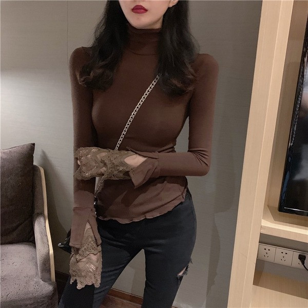 Pulover de damă cu guler polo înalt și dantelă pe mâneci