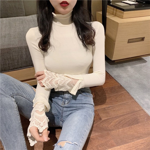 Pulover de damă cu guler polo înalt și dantelă pe mâneci