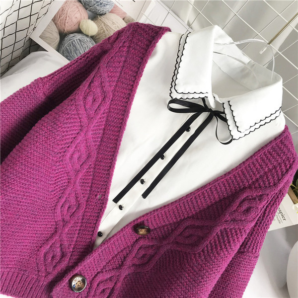 Uue mudeli naiste kootud vest nööpide ja spitsikaelusega